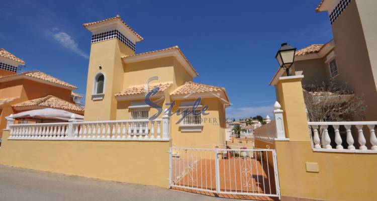 Detached villa for sale in Villamartin, Costa Blanca, Spain 120-1