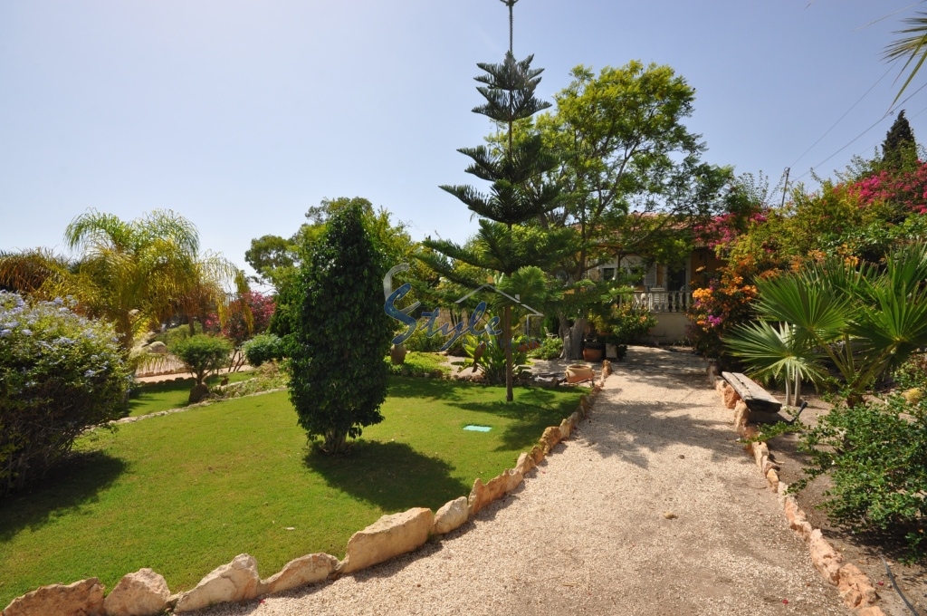Villa with large plot for sale in La Marina, Costa Blanca - garden