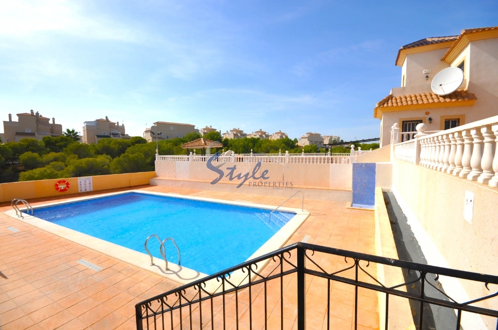 Detached villa for sale in Playa Flamenca, Costa Blanca-Pool