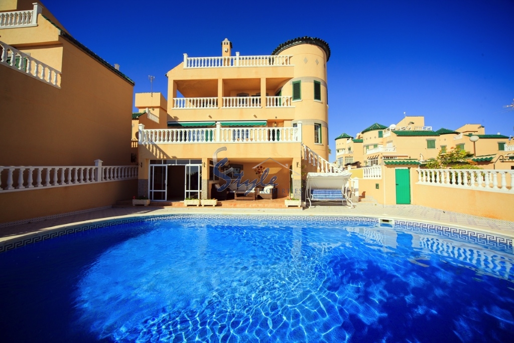 Villa con piscina privada en Torreveja