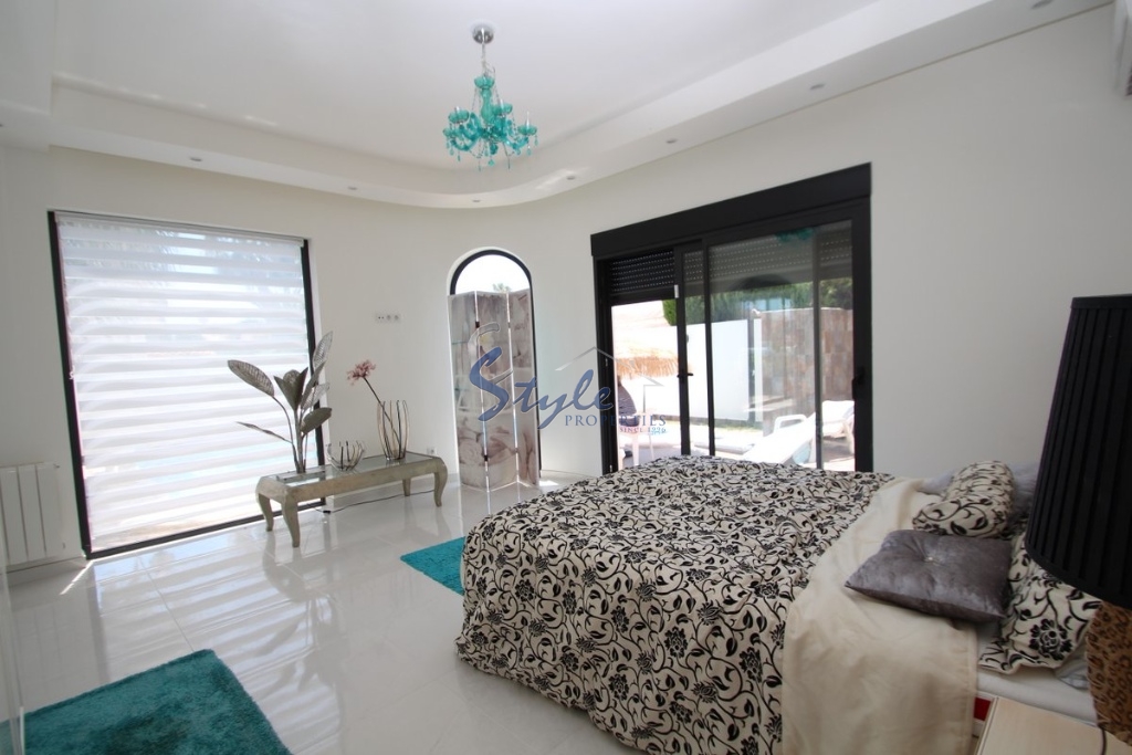 Resale - Villa - Cabo Roig