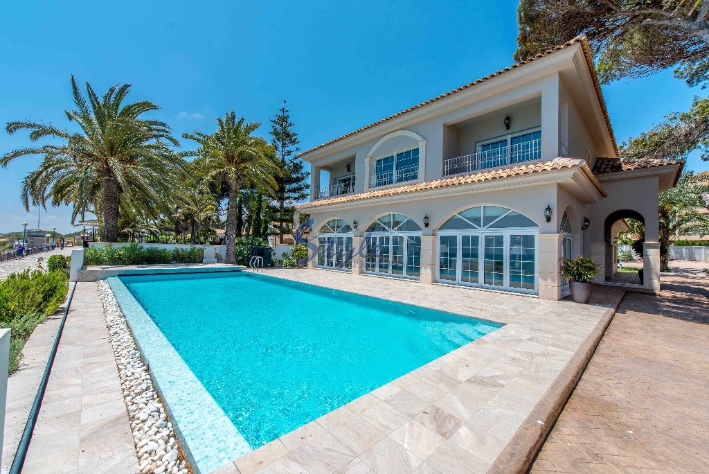 Resale - Luxury Villa - Punta Prima