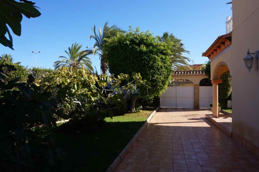 Resale - Villa - Cabo Roig