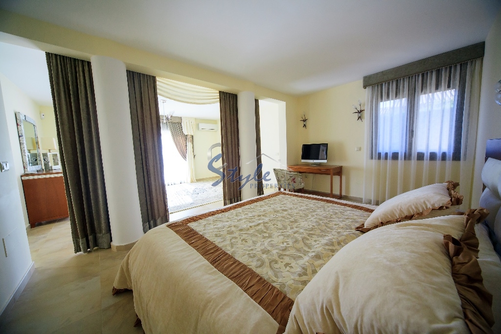 Resale - Villa - Cabo Roig