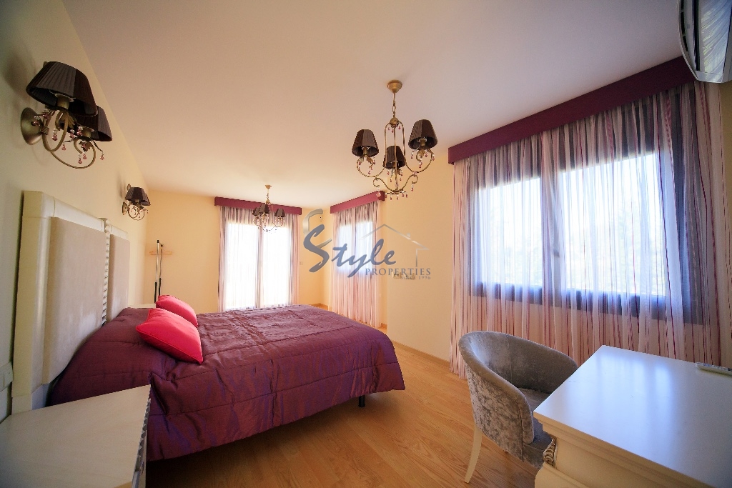 Resale - Villa - Cabo Roig