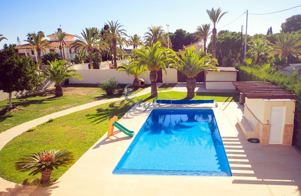 Resale - Villa - Cabo Roig