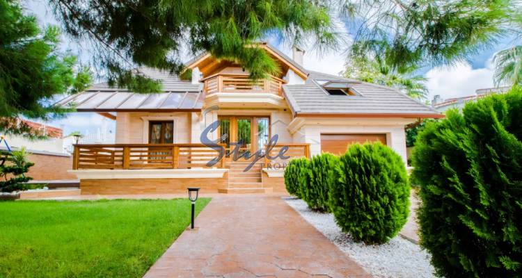 For sale comfortable luxury villa with pool and green areas in Ciudad Quesada, Costa Blanca