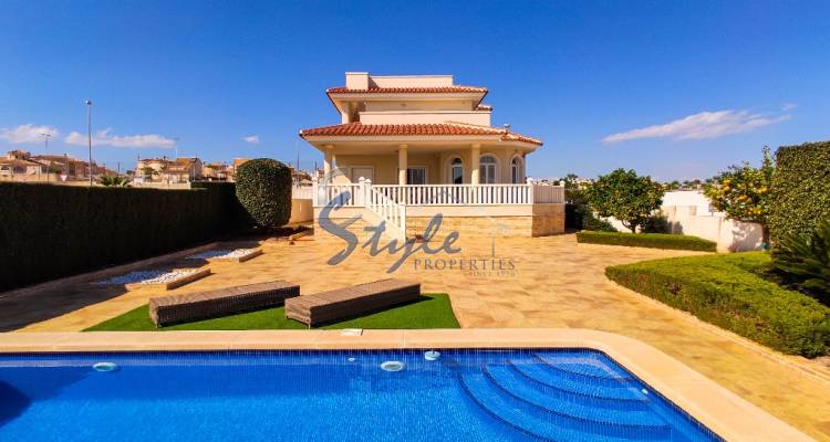 Villa de estilo clásico en venta en Quesada, Costa Blanca Sur, España ID:  D3488