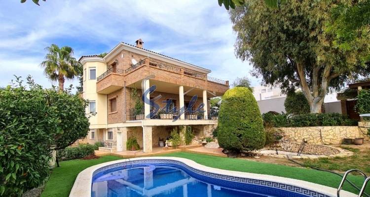 Buy luxury villa in Costa Blanca close to sea in Ciudad Quesada. ID: 4800