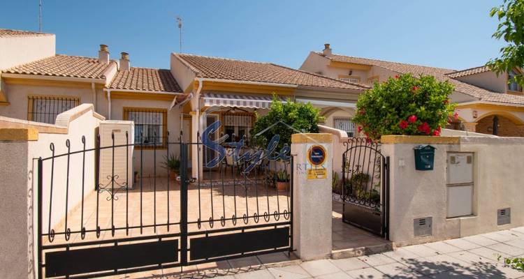 Buy bungalow in Mil Palmeras with garden close to the beach. ID 6102