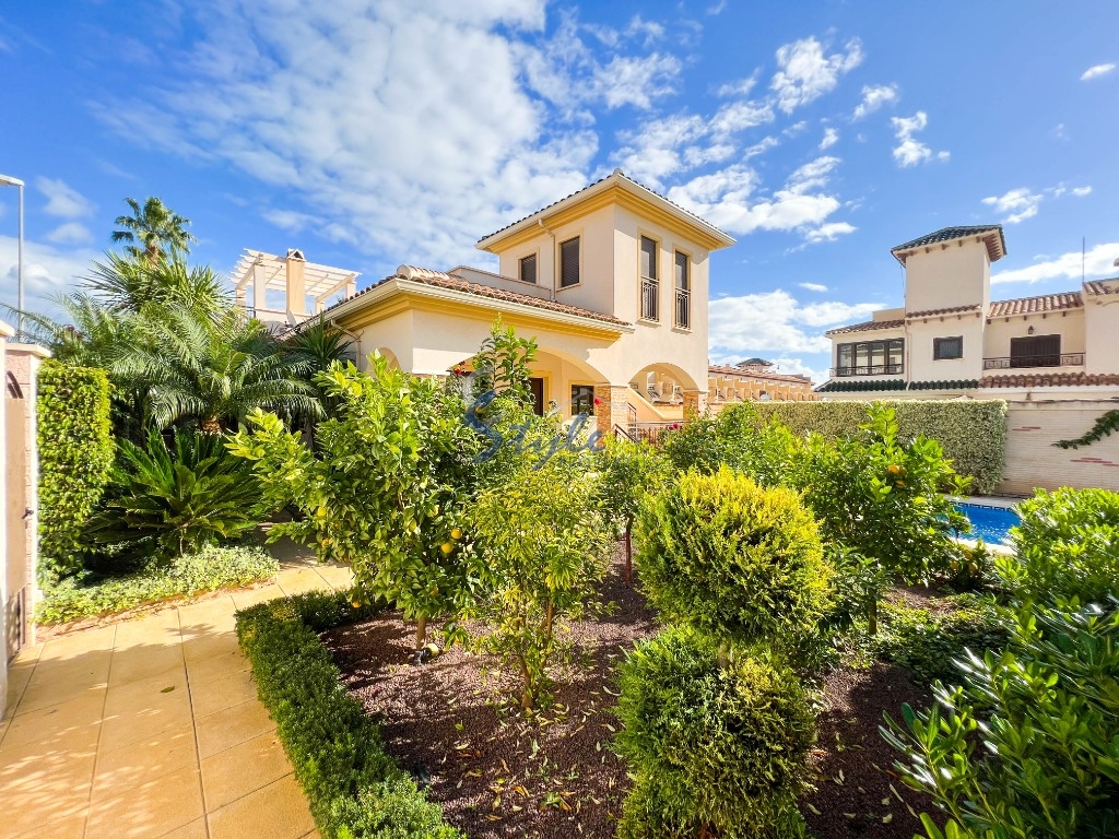 For sale a detached villa with a swimming pool in Doña Pepa, Cuidad Quesada, Costa Blanca, Spain. ID1356