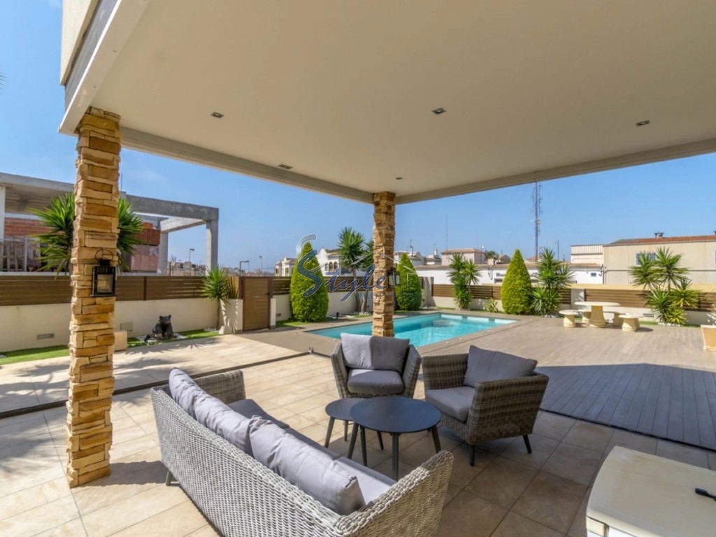 Comprar chalet con vista al Mediterráneo y piscina en Aguas Nuevas, Torrevieja. ID 4986