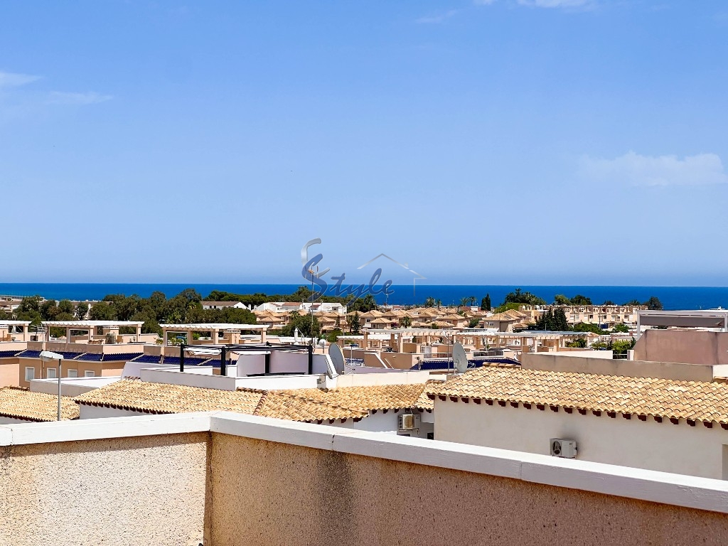 For sale a penthouse with the sea views and garden in La Cinuelica, Punta Prima, Costa Blanca. ID3336