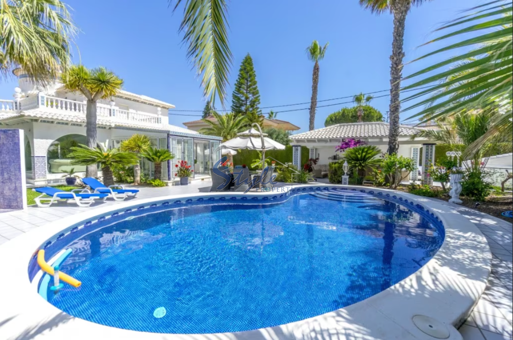 Resale - Villa - Cabo Roig