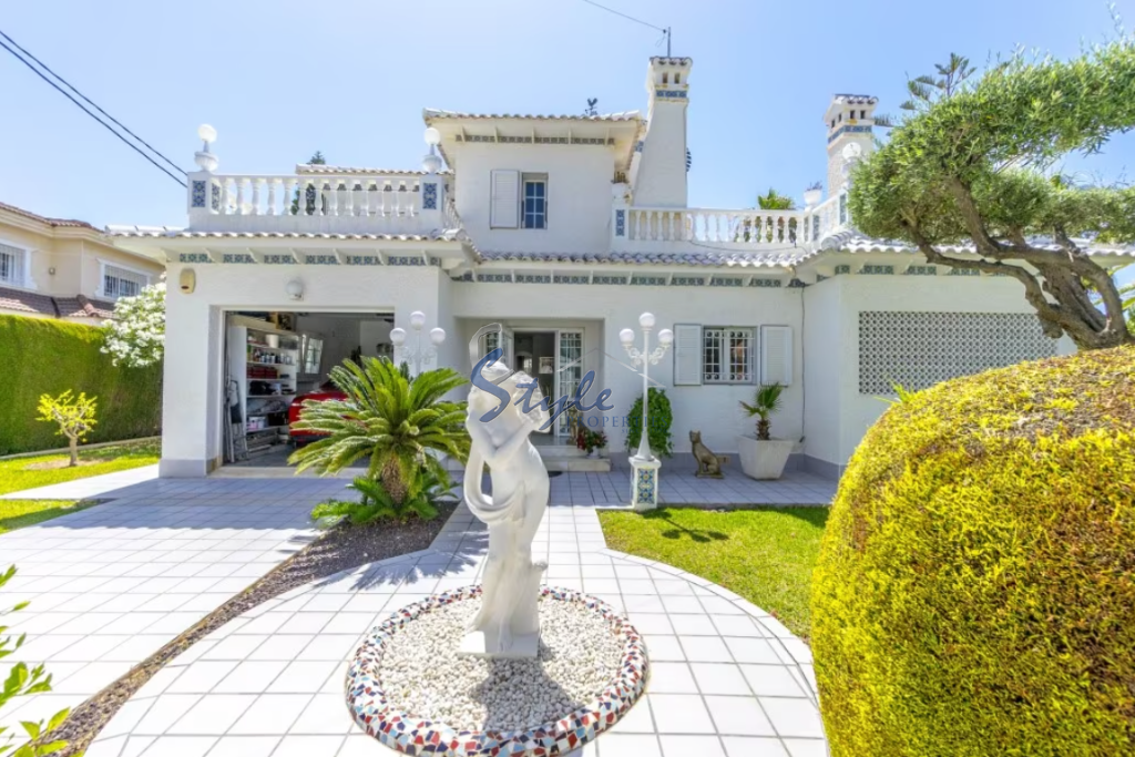 For sale beachside villa in Cabo Roig, Orihuela Costa, Costa Blanca, Spain. ID 1530