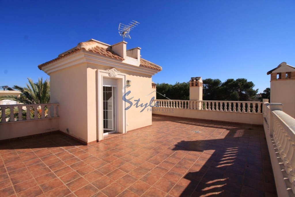 For sale detached villa with swimming pool and close to the beach in Cabo Roig, Costa Blanca, Spain. ID1434