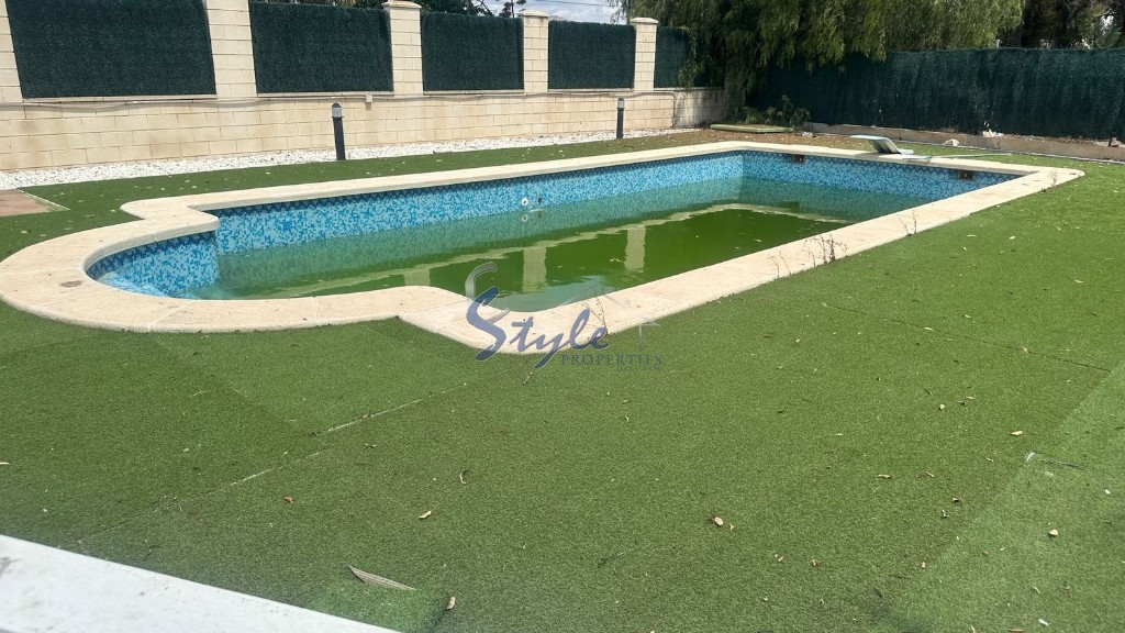 Comprar villa con piscina y jardín privado en venta en Callosa del Segura de Orihuela Costa. ID 6048