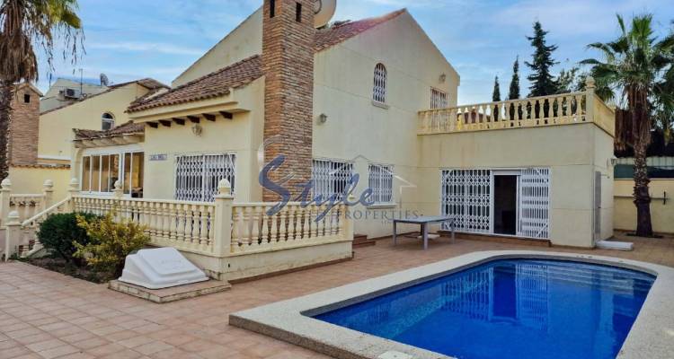 Comprar villa con piscina en Playa Flamenca, cerca del mar y las playas de Orihuela Costa. ID: 6086