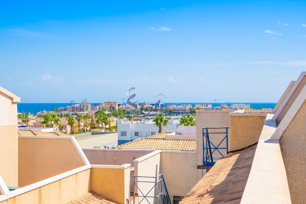 Se vende espaciosa casa adosada, sur, con vistas al mar en Punta Prima, Costa Blanca, España. ID1780