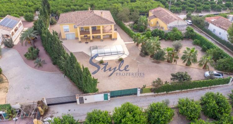 Buy country villa on a large plot in Almoradi, Costa Blanca. ID: 6116