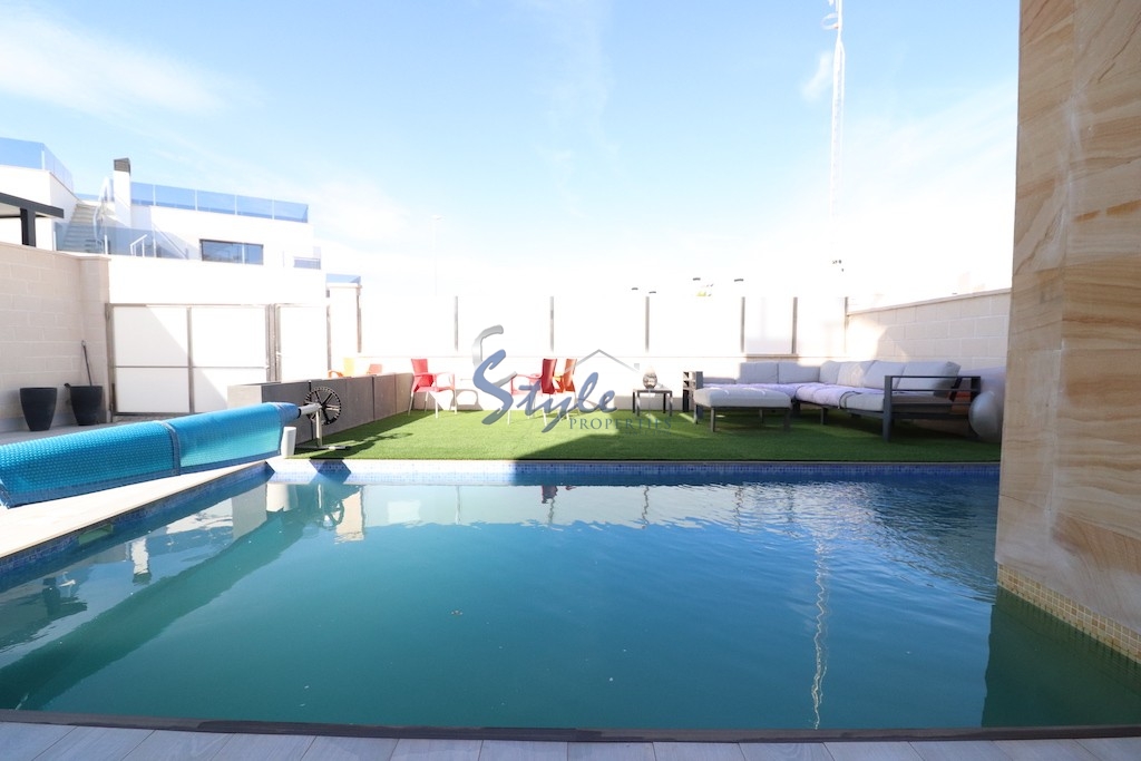 Buy Villa with pool in Costa Blanca close to sea in Lomas de Cabo Roig, Orihuela Costa. ID: 6130