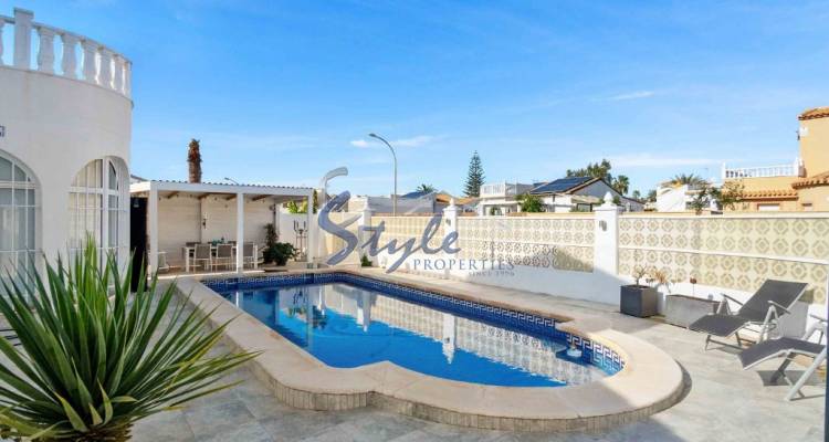 Buy villa with pool and private garden for sale in Orihuela Costa. ID 6145