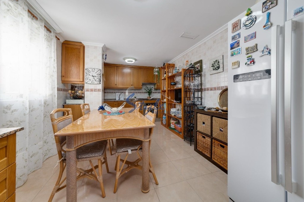 Buy penthouse apartment in Costa Blanca steps from the sea and beach in Torrevieja, Playa Central. ID: 6148
