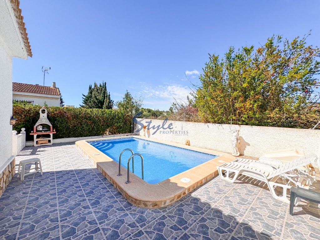 For sale semi-detached house with swimming pool in Los Balcones, Torrevieja, Costa Blanca. ID3539