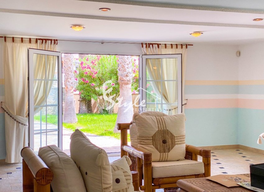 A la venta una exclusiva villa de lujo con una gran parcela en Villamartín, Costa Blanca, España. ID3484