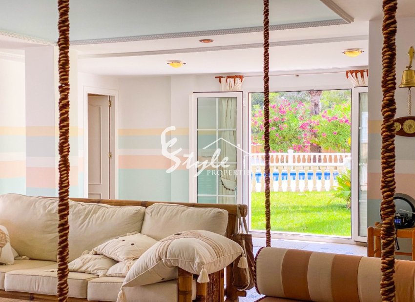 A la venta una exclusiva villa de lujo con una gran parcela en Villamartín, Costa Blanca, España. ID3484