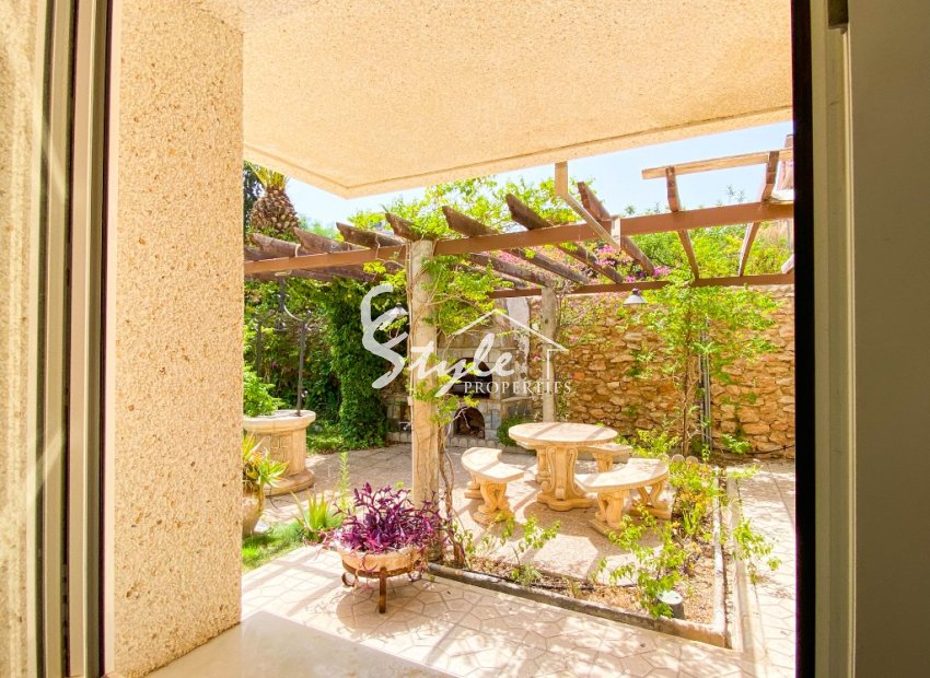 A la venta una exclusiva villa de lujo con una gran parcela en Villamartín, Costa Blanca, España. ID3484