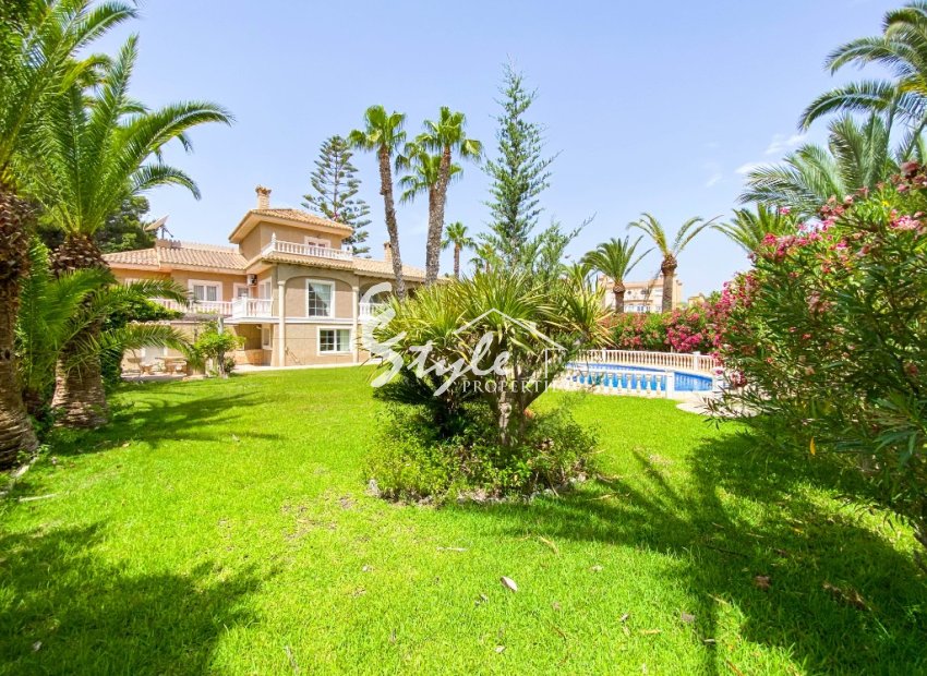 A la venta una exclusiva villa de lujo con una gran parcela en Villamartín, Costa Blanca, España. ID3484