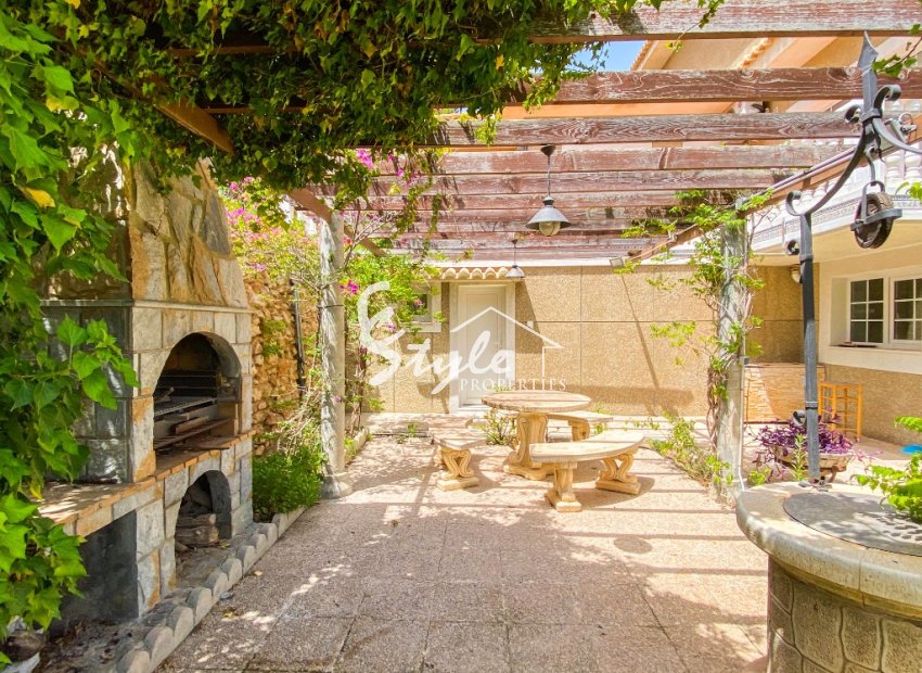 A la venta una exclusiva villa de lujo con una gran parcela en Villamartín, Costa Blanca, España. ID3484