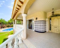 A la venta una exclusiva villa de lujo con una gran parcela en Villamartín, Costa Blanca, España. ID3484