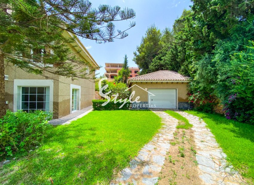 A la venta una exclusiva villa de lujo con una gran parcela en Villamartín, Costa Blanca, España. ID3484