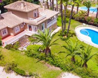 A la venta una exclusiva villa de lujo con una gran parcela en Villamartín, Costa Blanca, España. ID3484