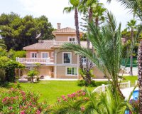 A la venta una exclusiva villa de lujo con una gran parcela en Villamartín, Costa Blanca, España. ID3484