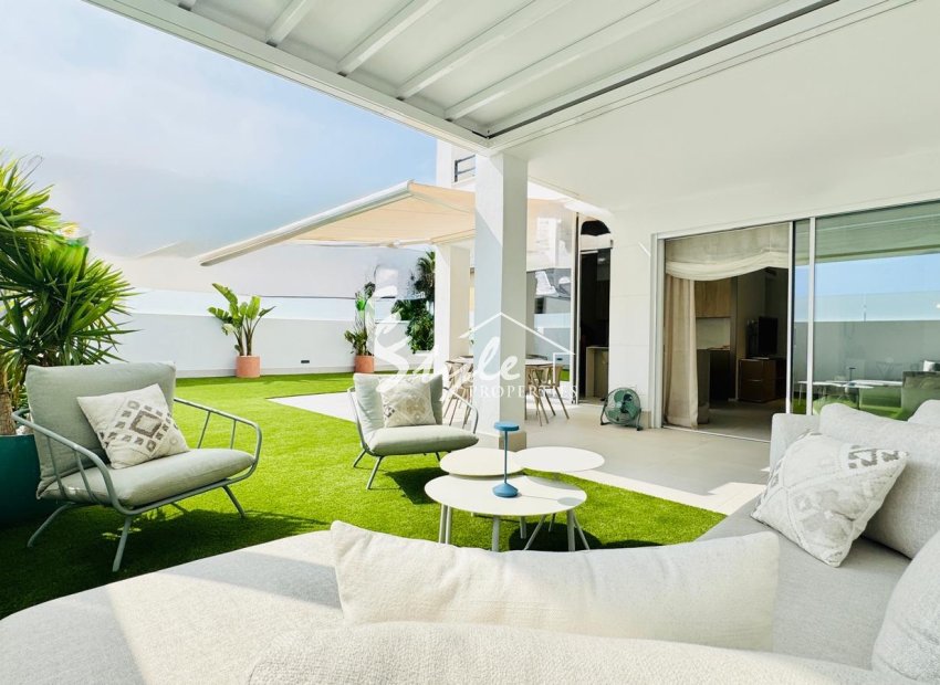 Adosado de esquina reformado en La Veleta – a 200 m del mar en Torrevieja. ID 2783