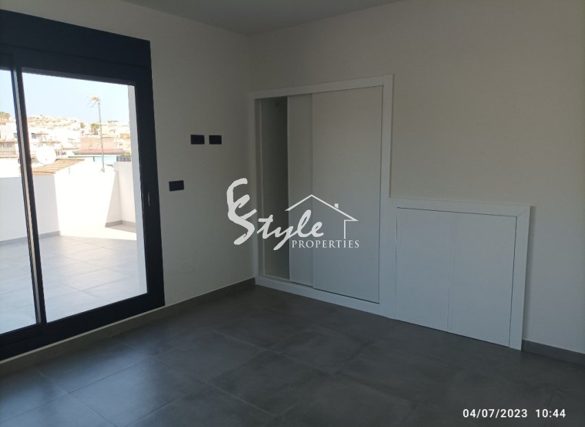 Adosados de nueva construcción en venta en Villamartín, Costa Blanca, España. ON1782