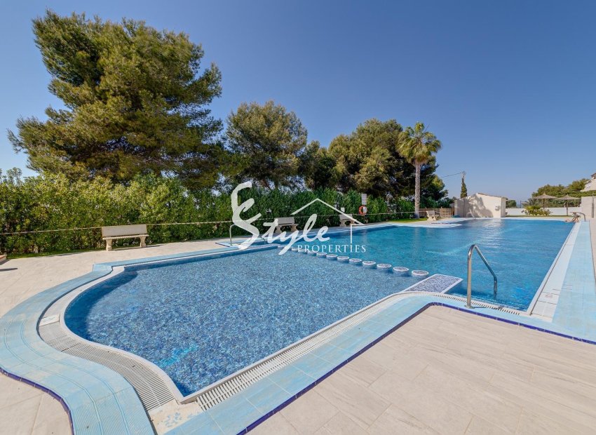 Apartamento de 2 dormitorios en Torrevieja con piscina comunitaria, garaje y trastero. ID 1476