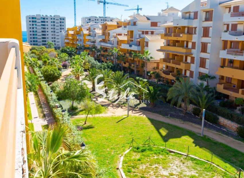 Apartamento para alquiler a corto plazo en comunidad cerrada ¨Parque Recoleta¨ en Punta Prima, Orihuela Costa, Costa Blanca, España. ID103