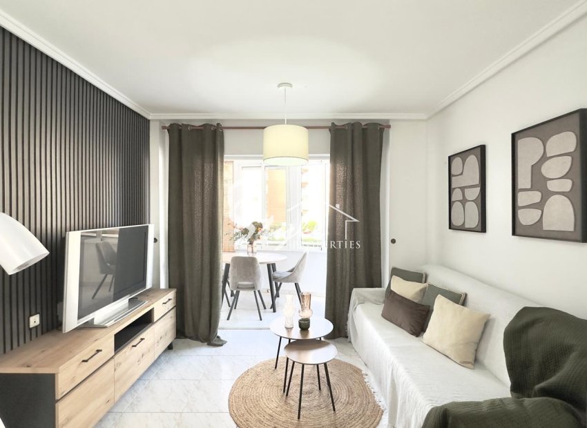 Apartamento reformado en Nueva Torrevieja con piscina comunitaria y terraza acristalada. ID2787