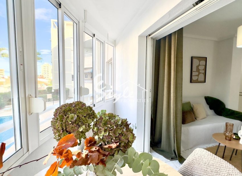 Apartamento reformado en Nueva Torrevieja con piscina comunitaria y terraza acristalada. ID2787