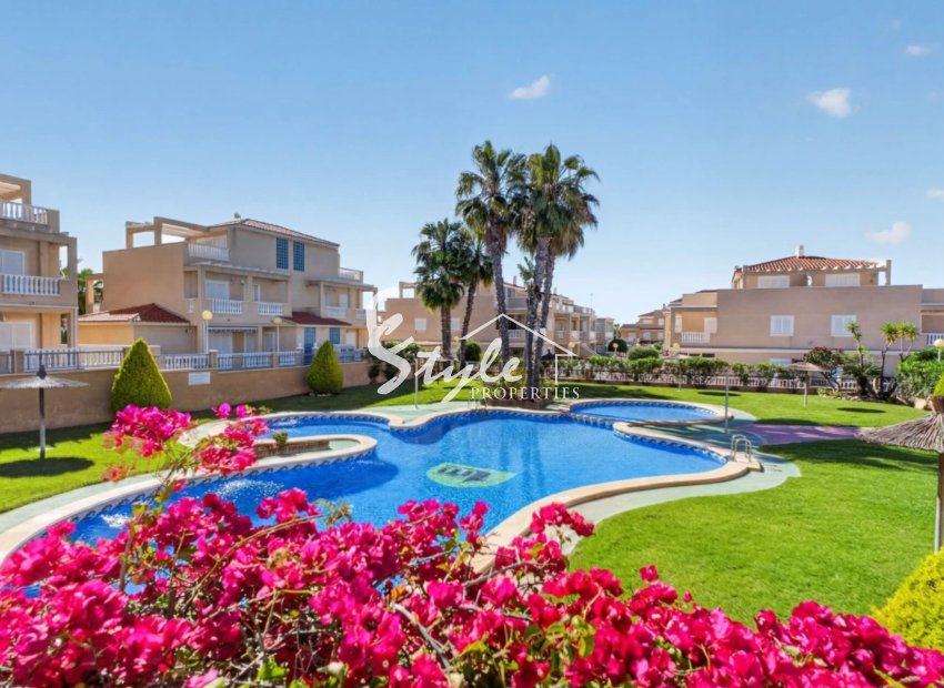 Bungalow en planta baja en venta en Zeniamar VI – Orihuela Costa con piscina y jacuzzi. ID 1454