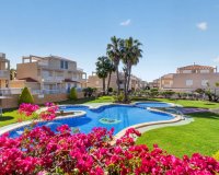 Bungalow en planta baja en venta en Zeniamar VI – Orihuela Costa con piscina y jacuzzi. ID 1454