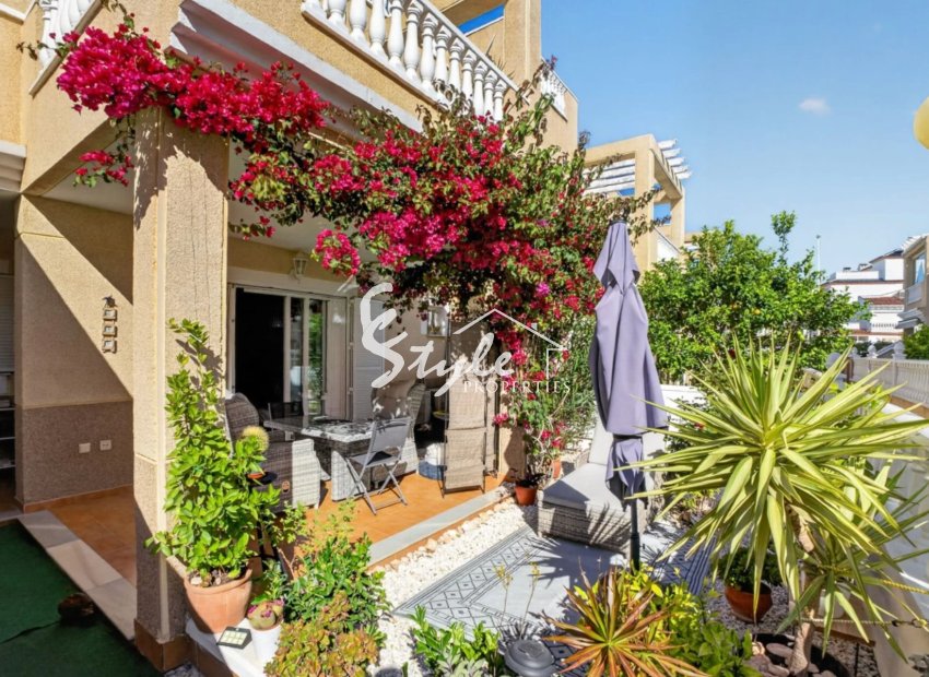 Bungalow en planta baja en venta en Zeniamar VI – Orihuela Costa con piscina y jacuzzi. ID 1454