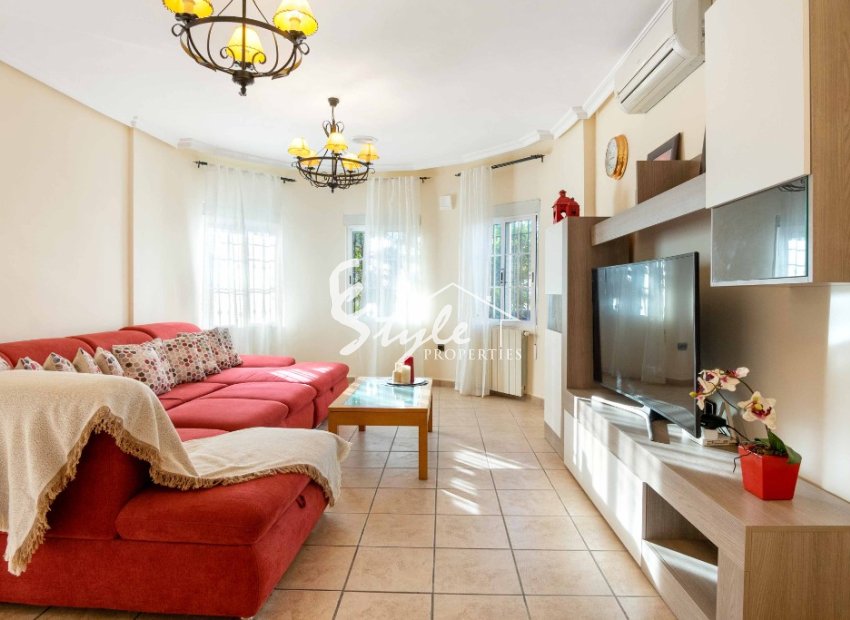 Buy 5 beds Chalet in La Florida close to the sea. ID 6155