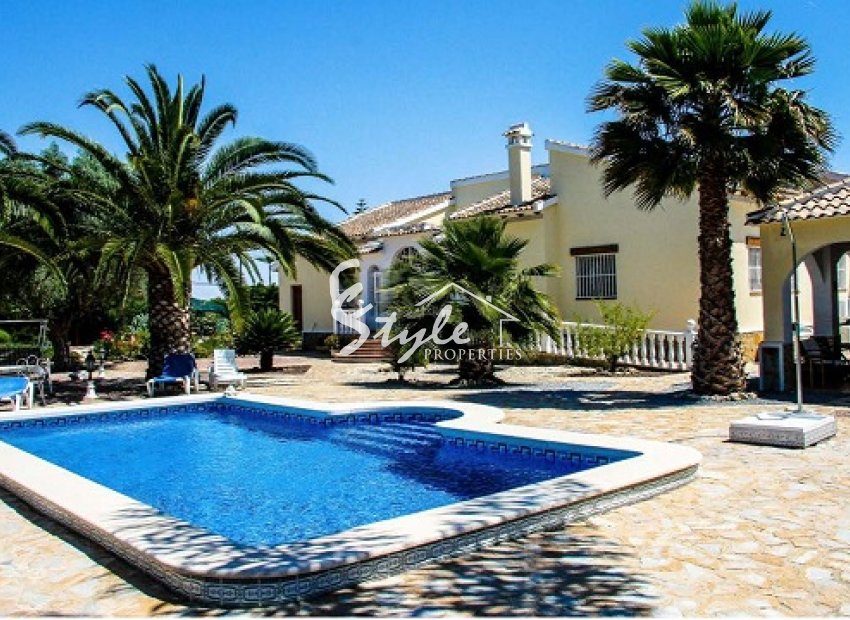 Buy Country house on a large plot in Daya Vieja, Costa Blanca. ID: 4060