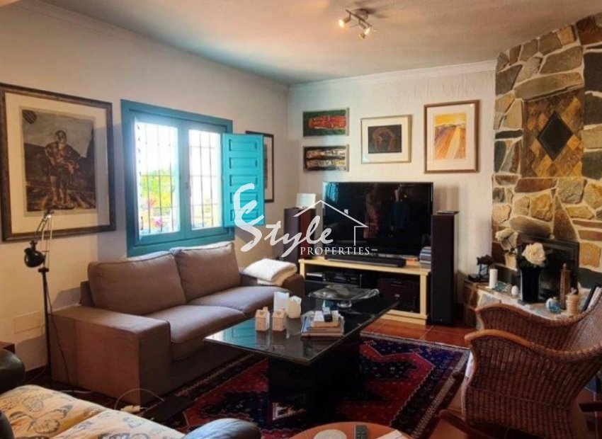 Buy Country house on a large plot in Los Montesinos, Costa Blanca. ID: 4165