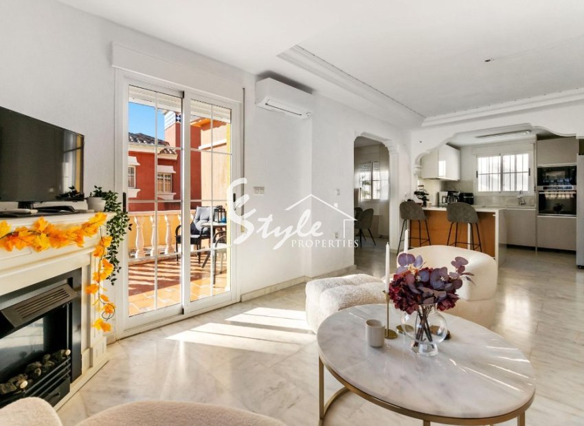 Buy independent chalet with pool and garden in Villamartin close to golf course. ID 6302